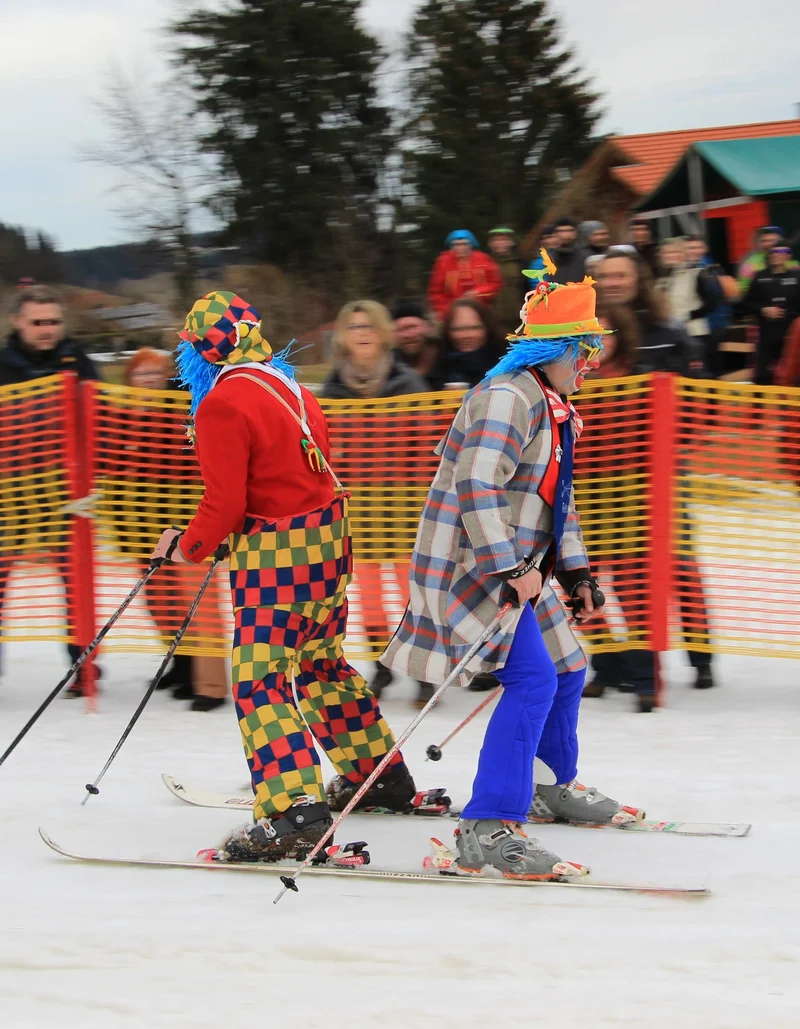 Bunter Faschingsspaß beim Gaudirennen in Pfronten.