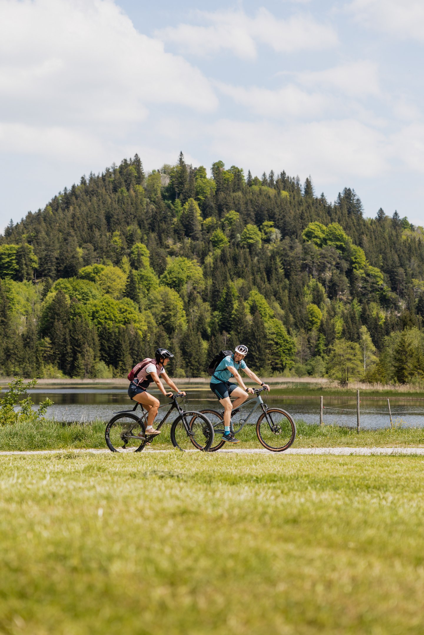 Zwei Radfahrer beim Schlossweiher