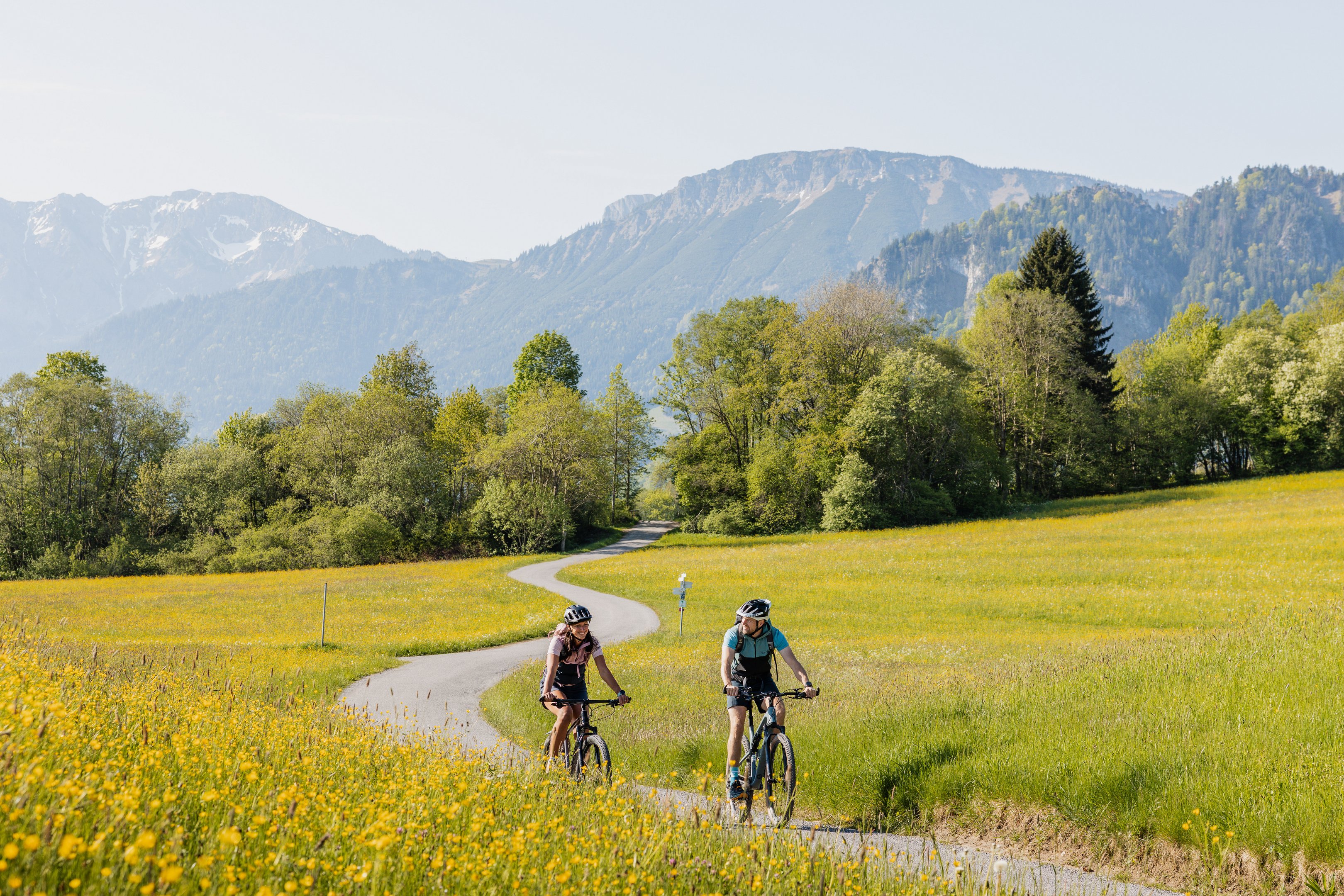 Zwei Radfahrer radeln durch das Pfrontener Tal 