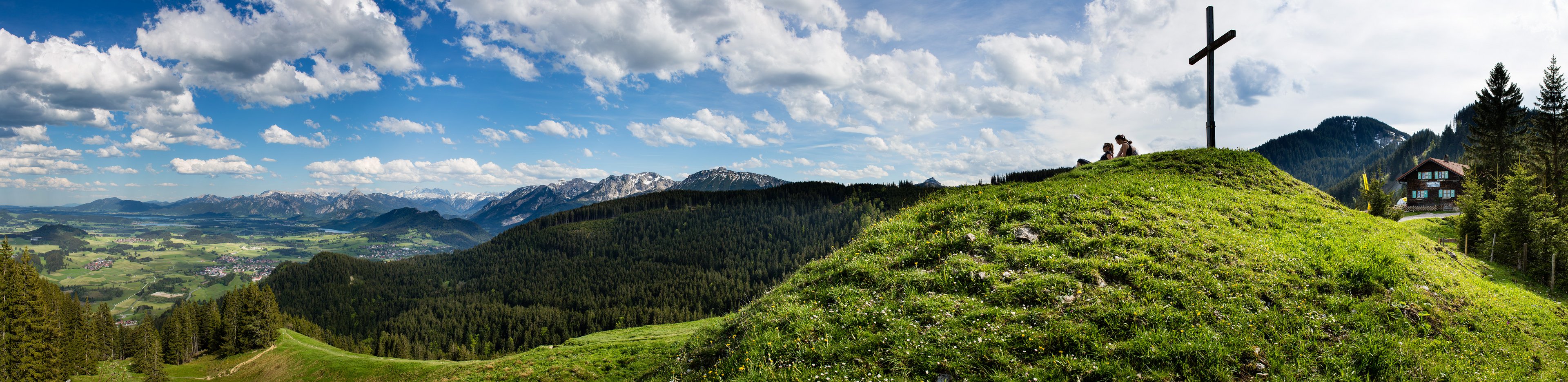 Beeindruckendes Panorama von der Kappeler Alp mit Gipfelkreuz.