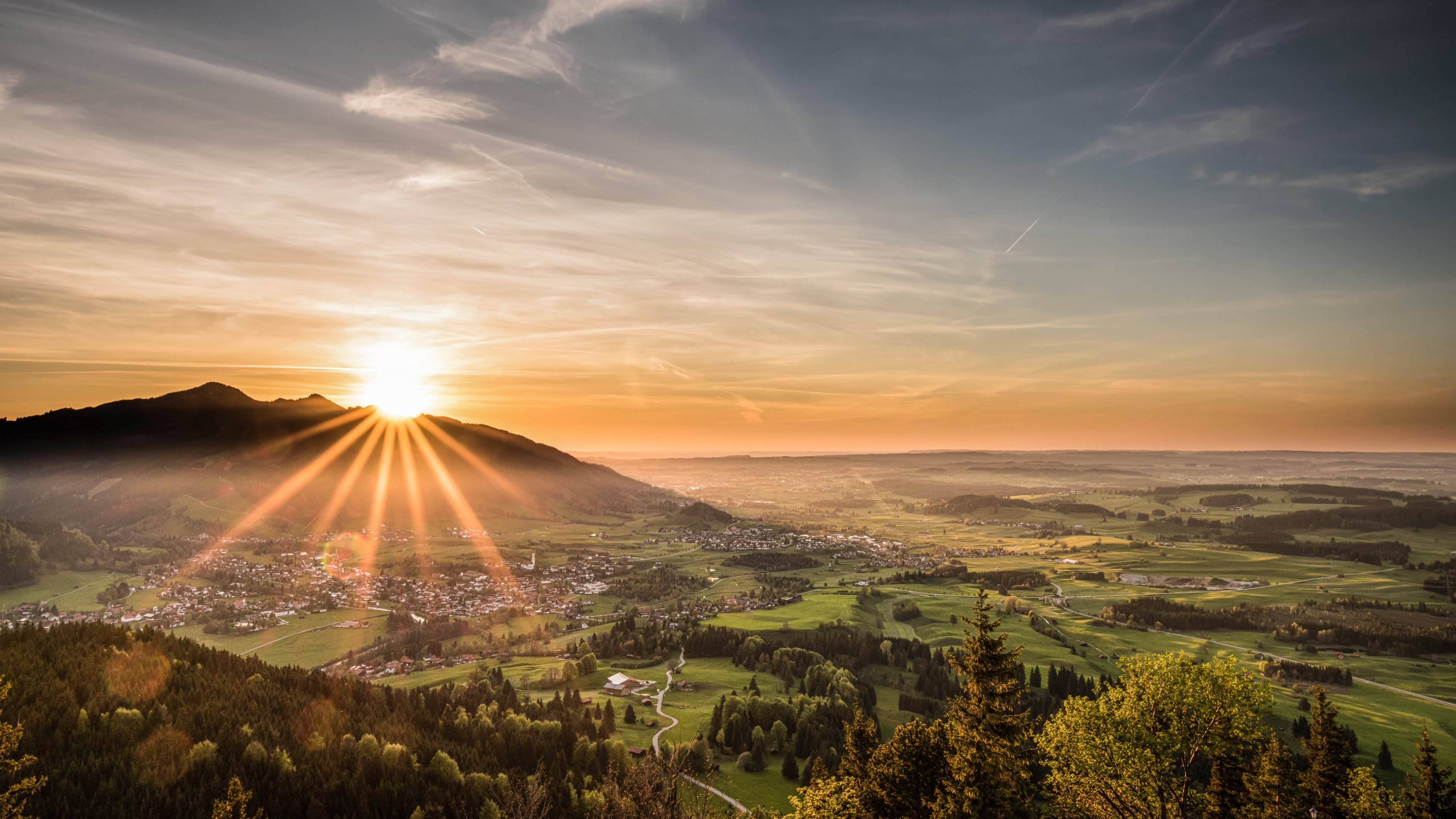 Atemberaubender Panoramablick über Pfronten bei einem magischen Sonnenuntergang.