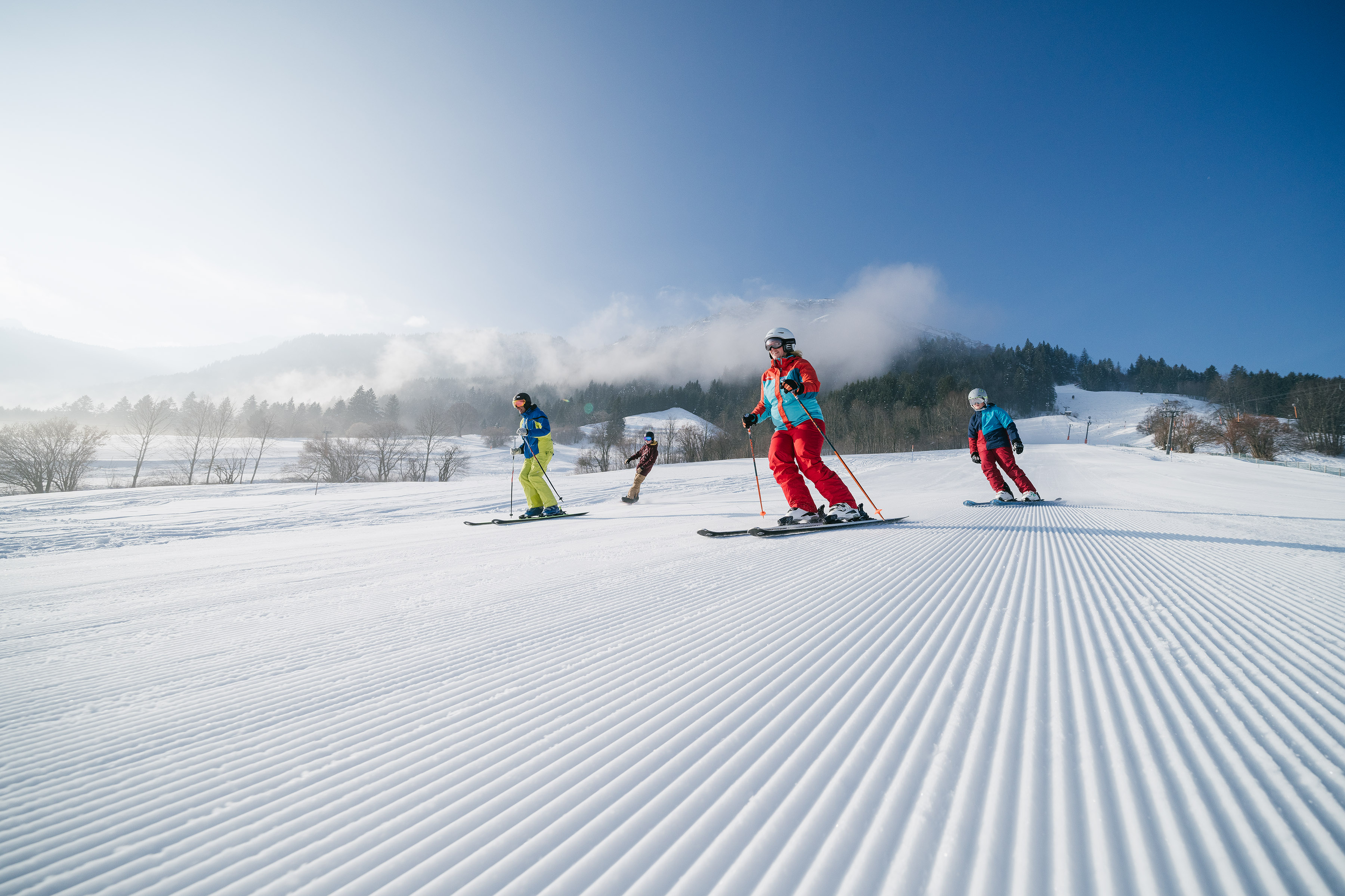 Skifahrer auf einer frisch präparierten Skipiste.