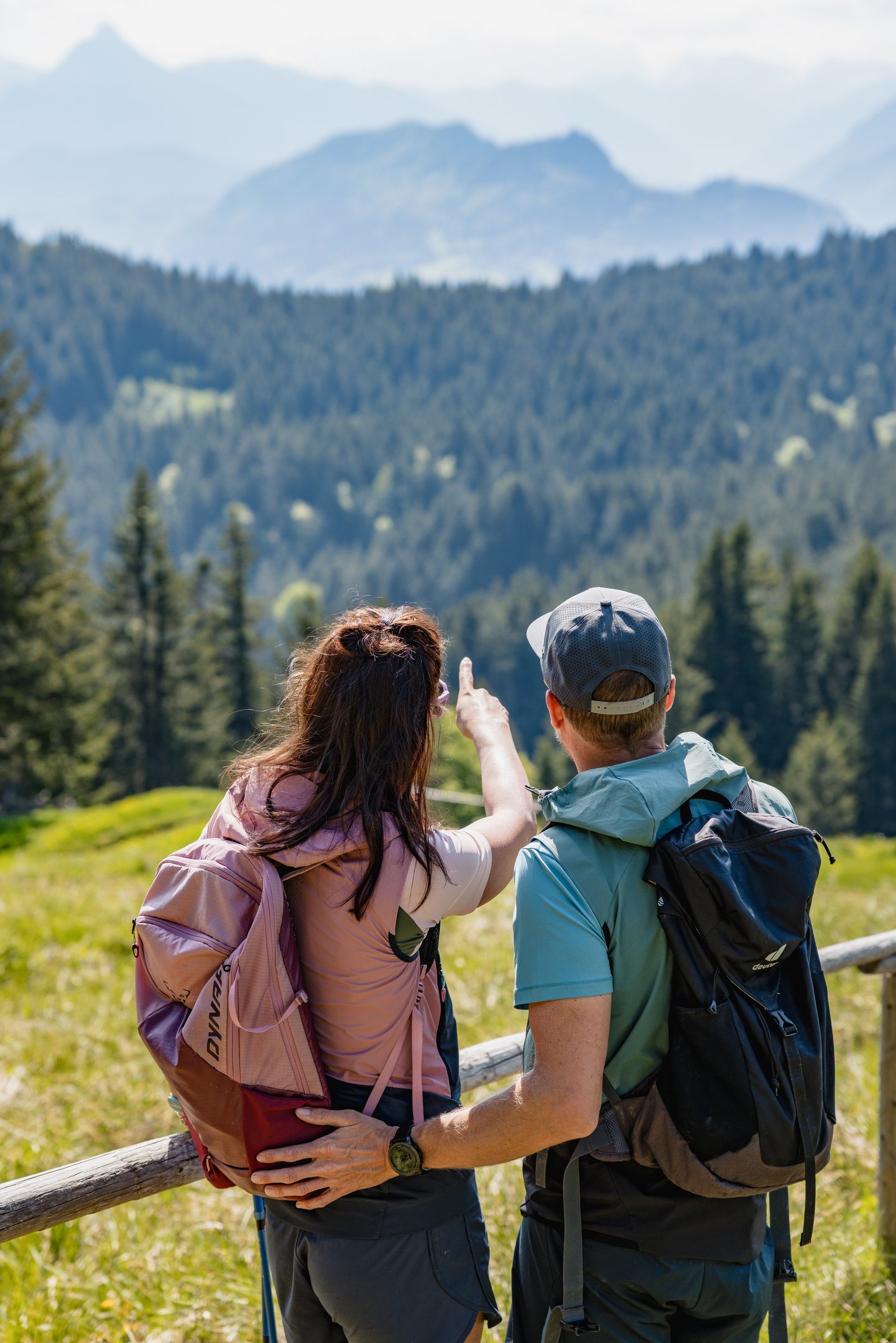 Wanderer wandern am Edelsberg
