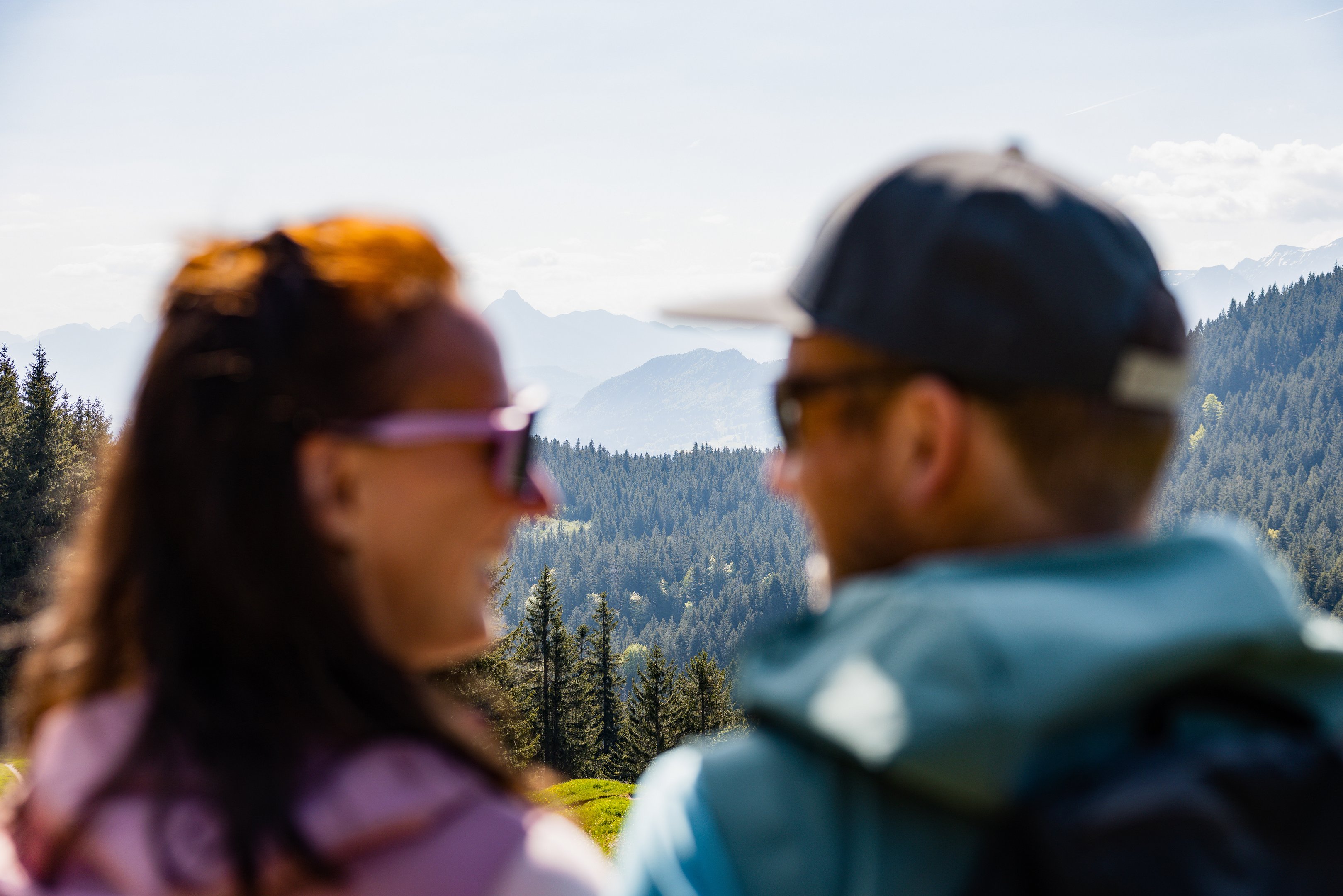 Wanderer mit Blick auf die Berge