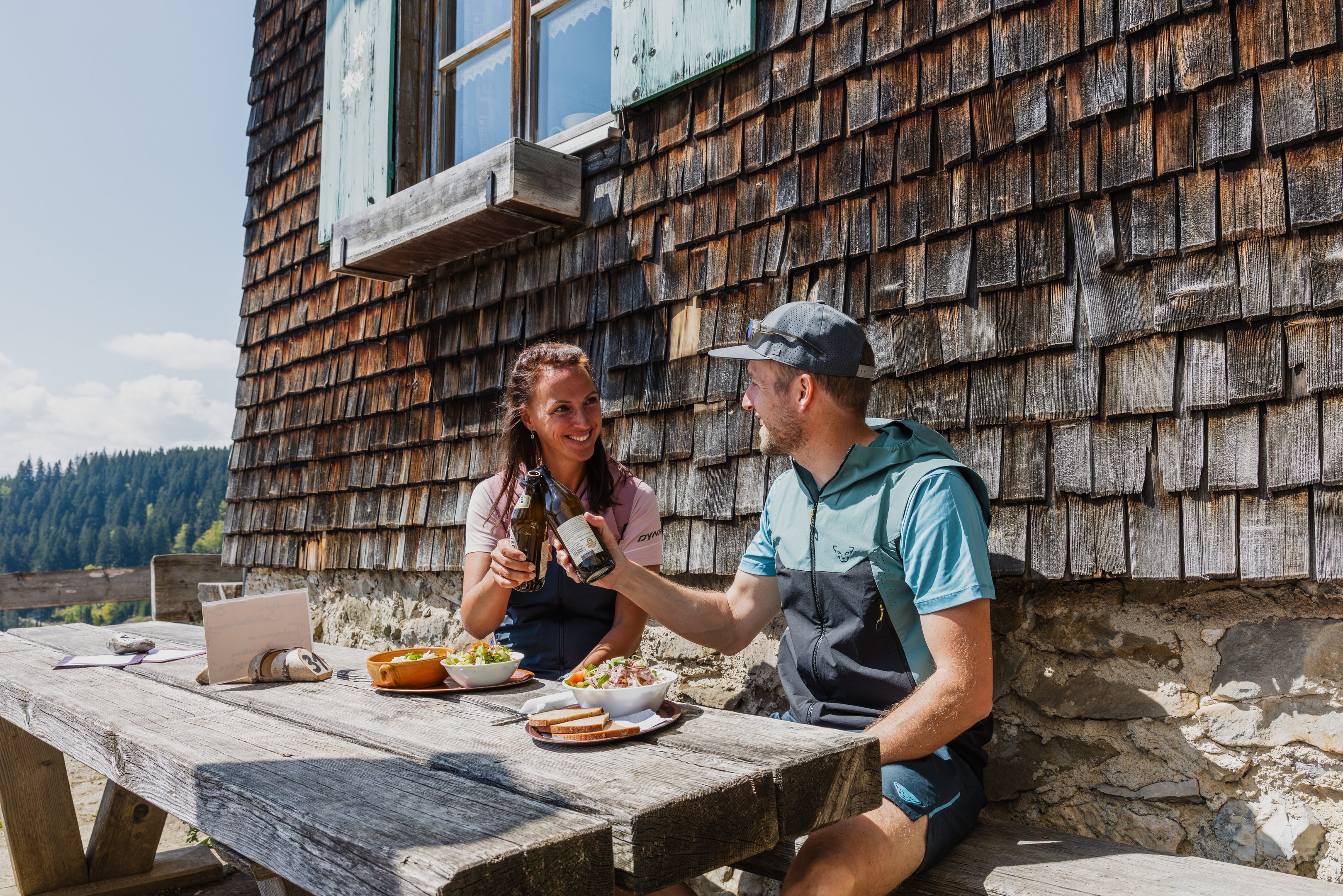 Wanderer kehren an der Kappeler Alp ein