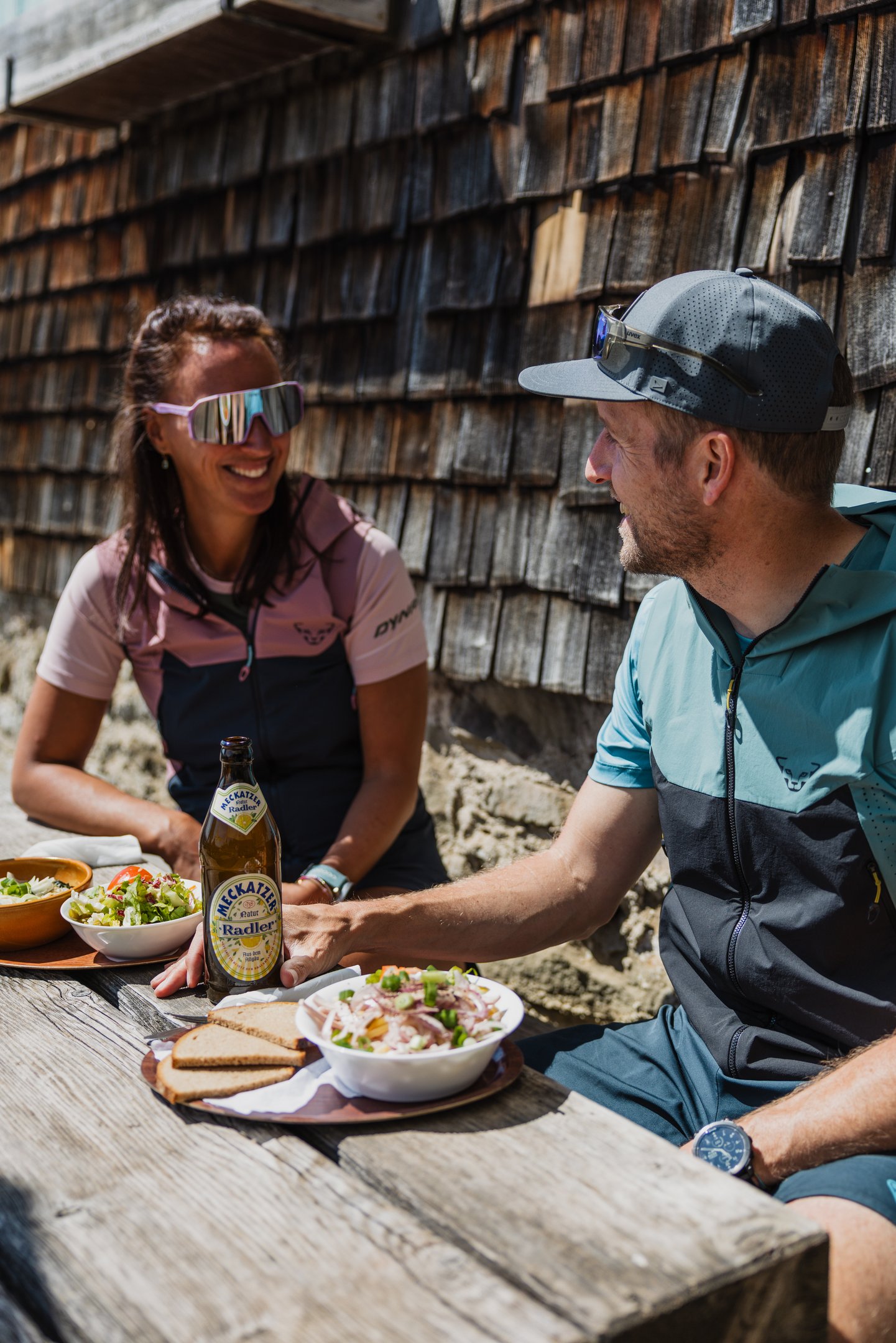 Wanderer kehren an der Kappeler Alp ein