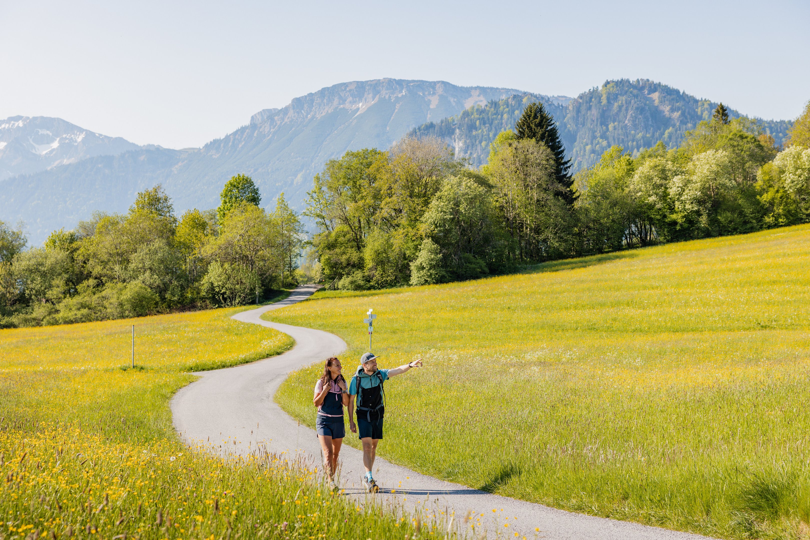 Wanderer im Tal mit Bergen im Hintergrund