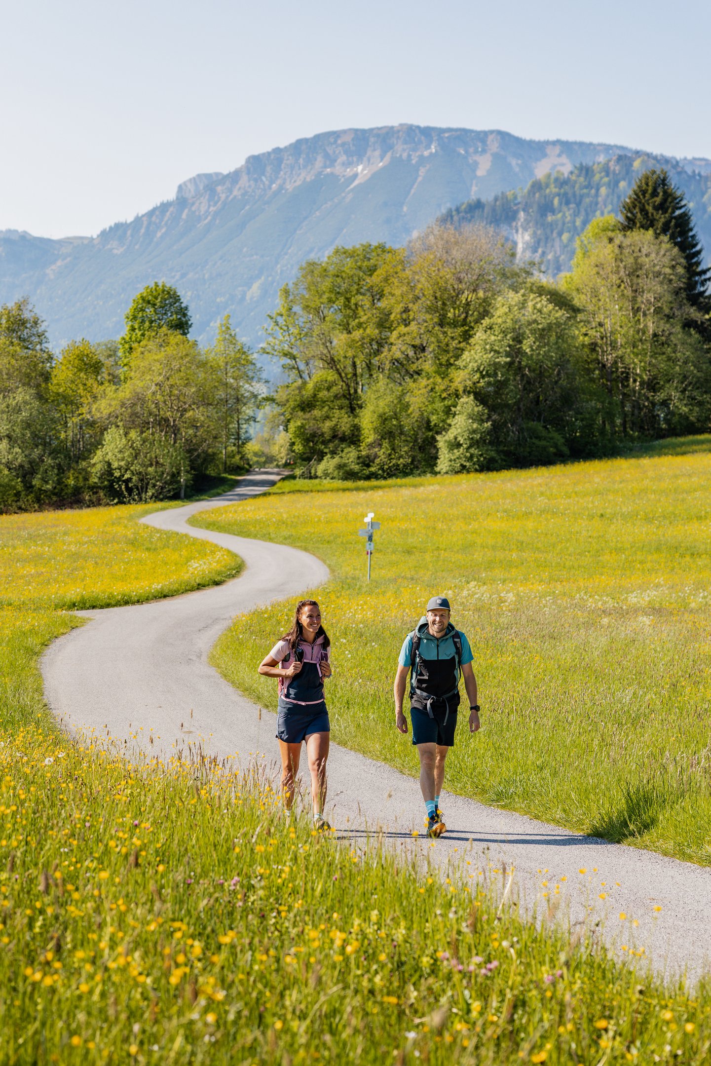 Wanderer im Tal mit Bergen im Hintergrund